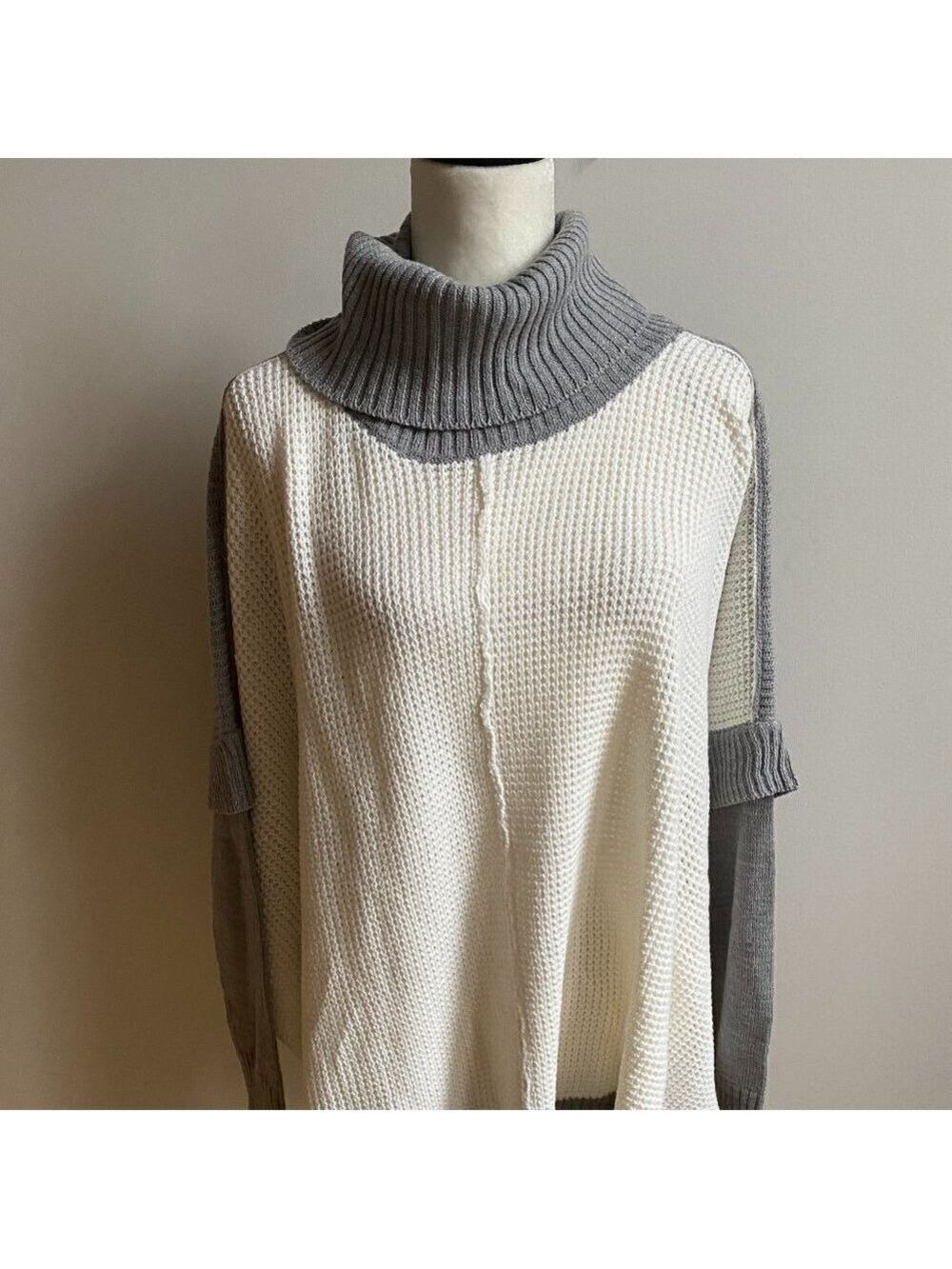 La Classe Couture BNWOT knit poncho turtleneck S/M